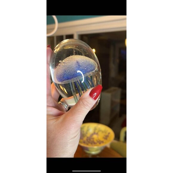 Hand-Blown Glass Jellyfish Paperweight – Blue & Green Ocean Art Decor – 4.5” Tal - Picture 5 of 8